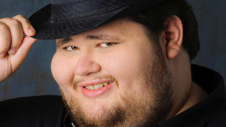 El protagonista del meme 'Fedora Guy' queda paralizado de piernas y brazos tras padecer covid-19