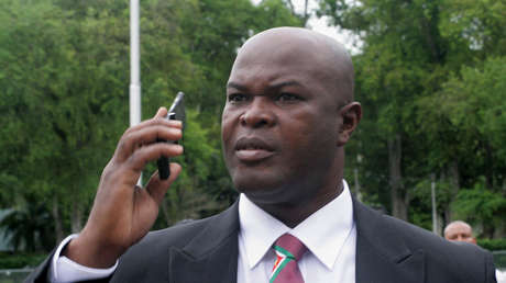 Vicepresidente de Surinam de 60 años y dueño de un club de la Concacaf se nombra capitán, sale a la cancha y luego reparte dinero en el camerino rival