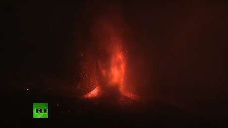 VIDEO: El volcán de La Palma continúa arrojando lava tras provocar enormes daños en la isla canaria