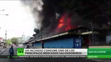 Un incendio consume uno de los principales mercados de San Salvador