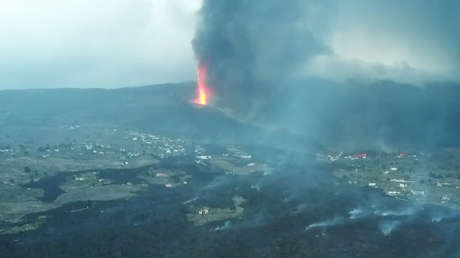 Un dron muestra la magnitud de la destrucción causada por la erupción volcánica en la isla española de La Palma (VIDEO)