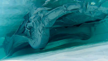 Una ingeniera crea un novedoso protector para coches a prueba de inundaciones tras perder el suyo en una catástrofe climática (VIDEO)