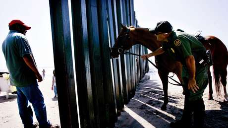 EE.UU. suspende temporalmente a la patrulla a caballo en la frontera con México tras agresión a migrantes