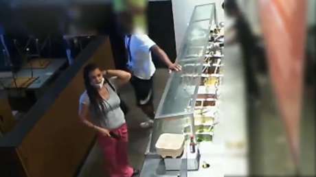 VIDEO: Una mujer amenaza con una pistola a los empleados de un restaurante por no tomar su pedido