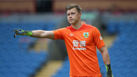 VIDEO: Un futbolista se hace 'invisible' para los rivales y empata en el último minuto robando el balón al portero