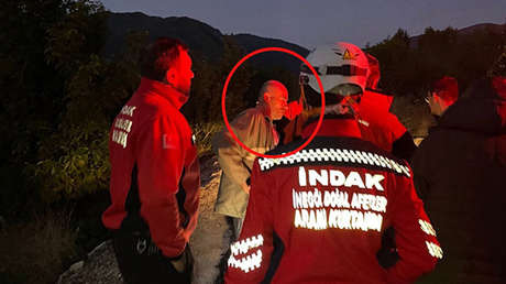 Un hombre se une a unos esfuerzos de búsqueda en un bosque y luego se da cuenta de que él es el 'desaparecido'