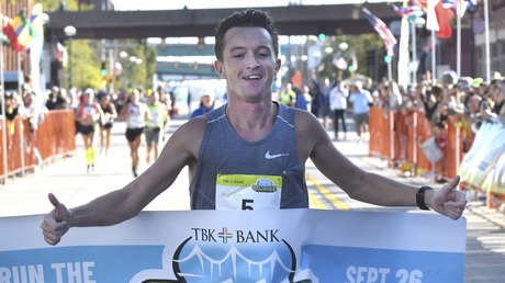 Un profesor gana una importante maratón de EE.UU. después de que dos atletas profesionales se desviaran siguiendo a un guía despistado