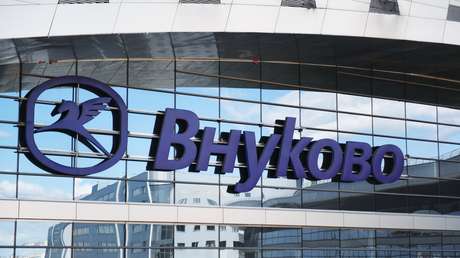 VIDEOS: Un 'Spiderman' embriagado escala hasta el techo de un aeropuerto moscovita