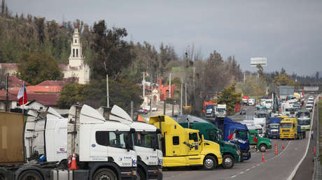 Reportan en Chile tres conductores heridos y cinco camiones quemados en un ataque incendiario
