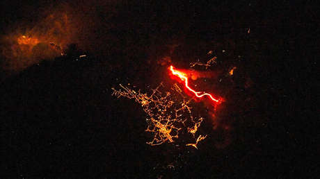 FOTO: Captan desde el espacio el paisaje nocturno de la isla de La Palma cubierta por lava incandescente