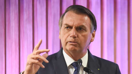 Bolsonaro se hace una polémica foto con una arma de juguete junto a un niño vestido de policía