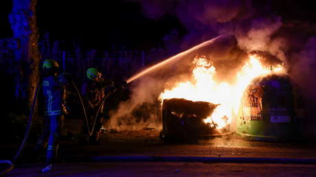 VIDEOS: Un gran incendio en una estación de autobuses de Alemania deja varios vehículos calcinados