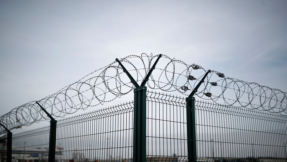 La Policía francesa dispara balas de goma a migrantes que se disponían a cruzar el canal de la Mancha