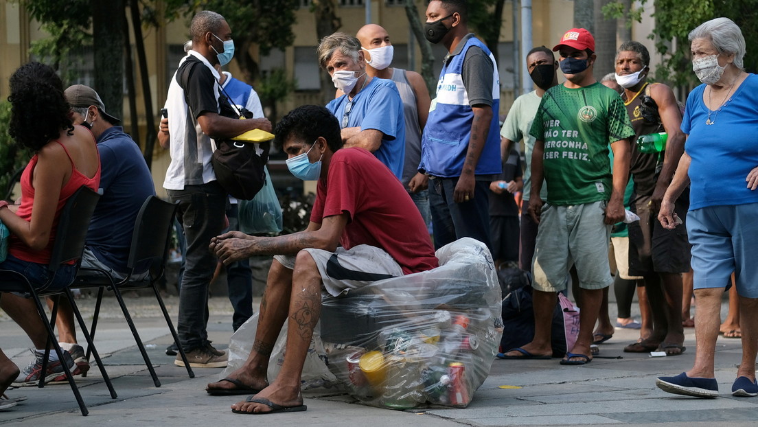 "Suplican por unos pocos huesos para cocinar": Las desoladoras imágenes de brasileños que buscan comida entre los desechos de animales