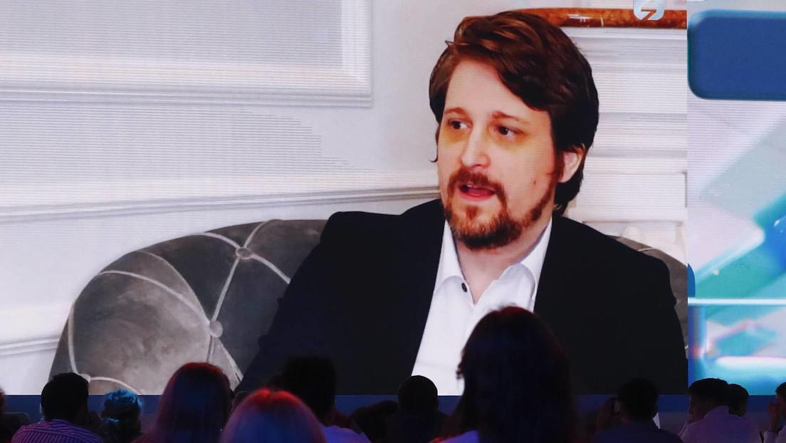 "No se dejen engañar": Snowden arremete contra Zuckerberg por sus declaraciones sobre el apagón de Facebook y las medidas para proteger a niños