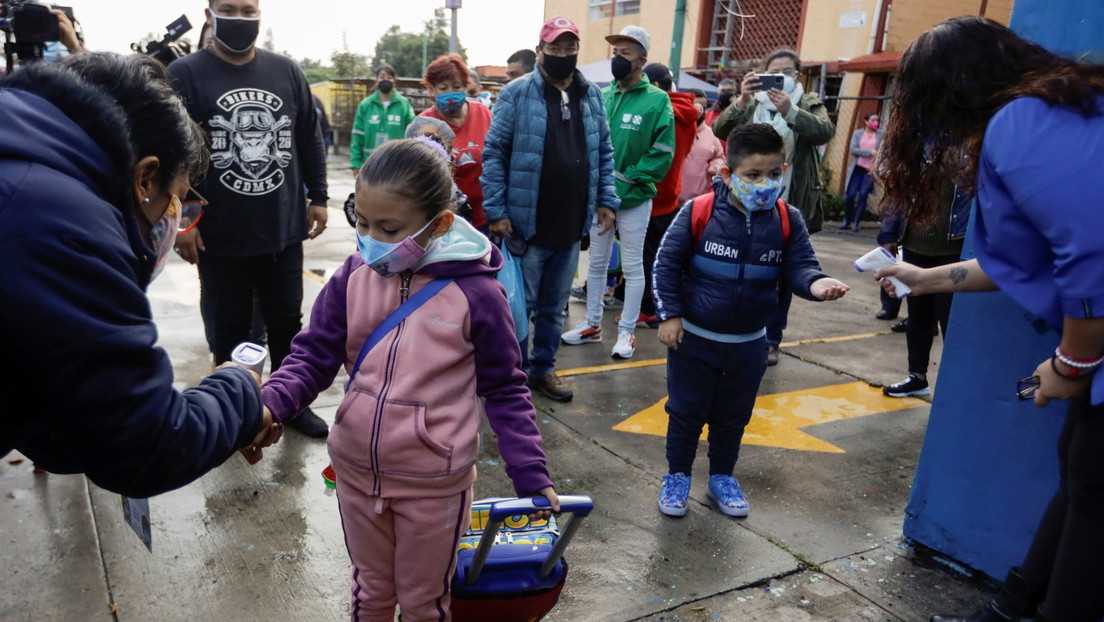 Educación 'online' en la pandemia: a 8 de cada 10 estudiantes de básica en México les preocupa haber avanzado "sin haber aprendido lo suficiente"