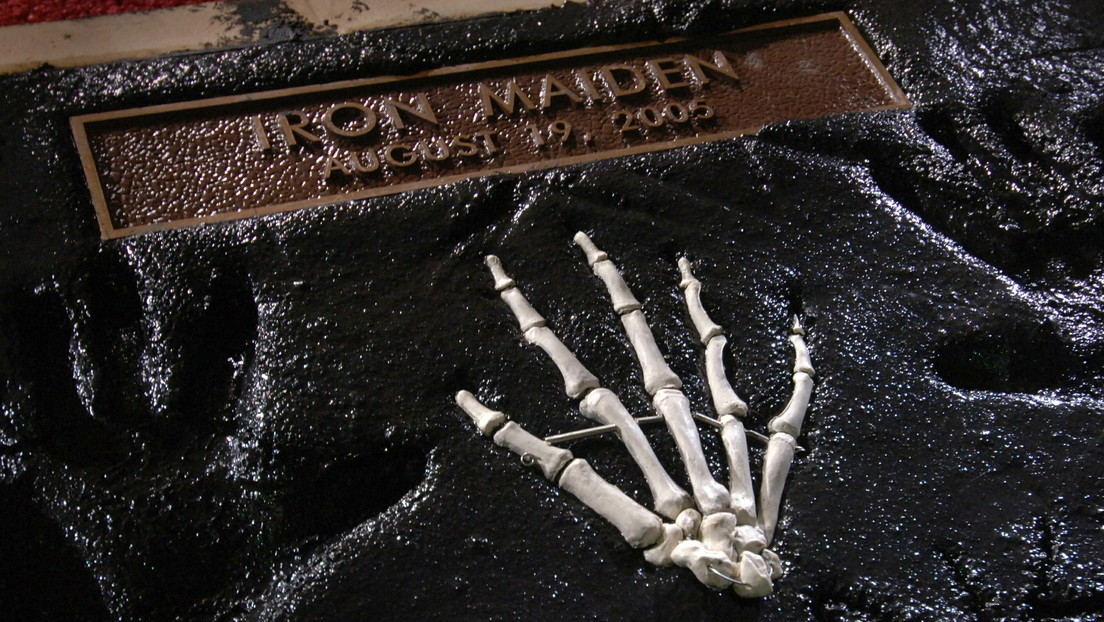 Piden transferir a otra escuela a una directora, que es fan de Iron Maiden, por publicar "un símbolo satánico" en su perfil de trabajo en Instagram