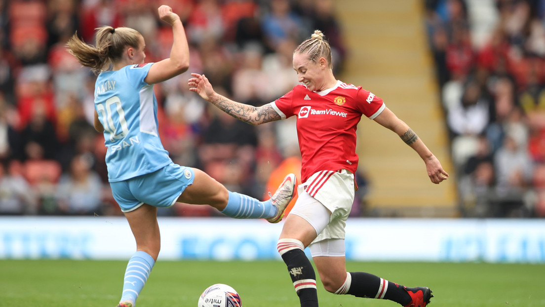 VIDEO: La futbolista Georgia Stanway denuncia haber recibido "todo tipo de mensajes abusivos" por una durísima falta que le costó una tarjeta roja