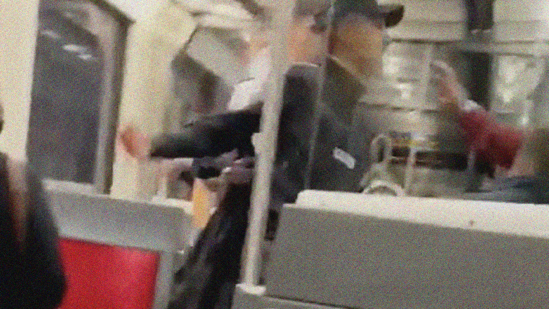 VIDEO: Cinco jóvenes dan una brutal paliza a un hombre que "les miró mal" en el metro de Bilbao