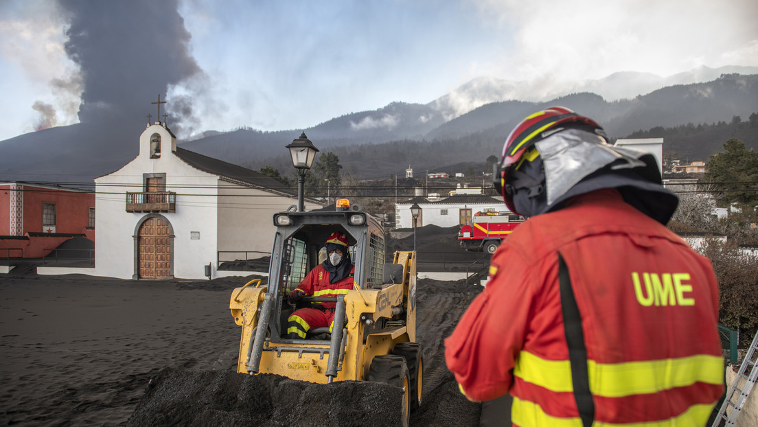 Un terremoto de magnitud 4,5, rayos volcánicos y otro barrio evacuado: el volcán de La Palma continúa su avance (VIDEOS)
