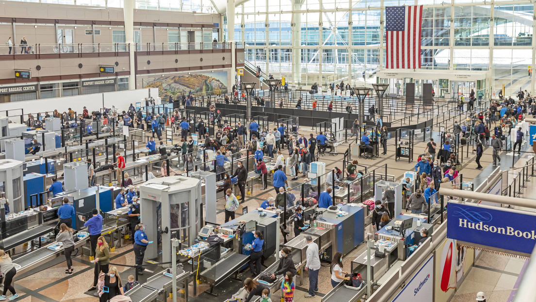 Una mujer se pasea desnuda por un aeropuerto de EE.UU. mientras se ríe y hace preguntas a los pasajeros