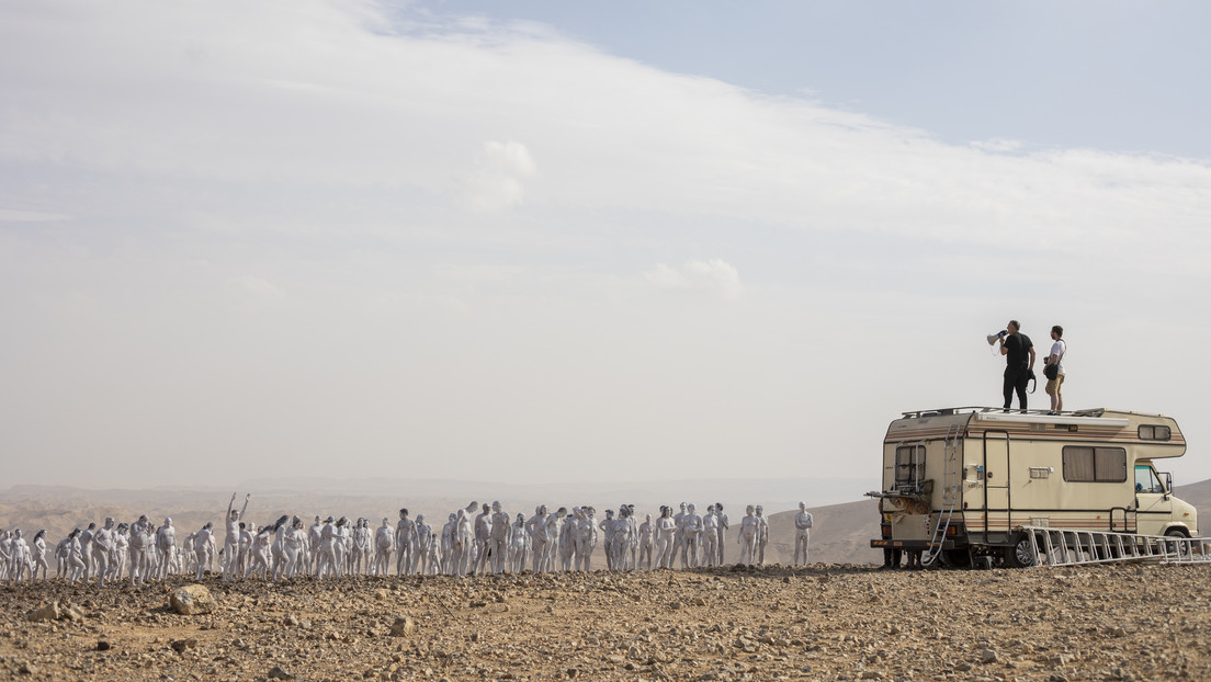 Cientos de voluntarios se desnudan para una sesión de fotos en Israel para llamar la atención sobre la disminución del mar Muerto