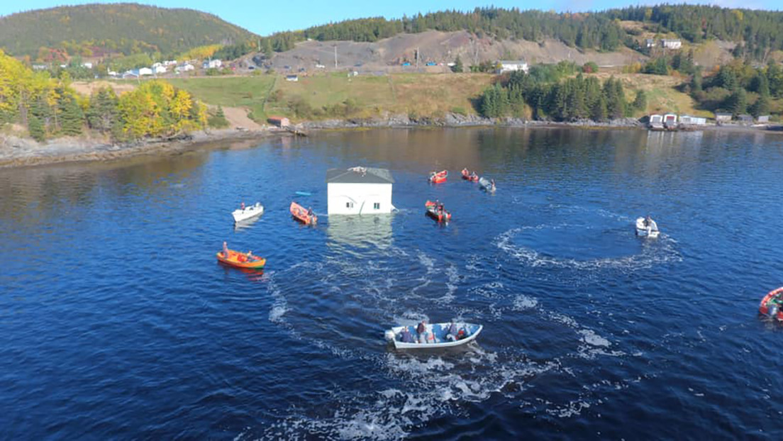 Una pareja transporta la casa de sus sueños un kilómetro sobre el mar y casi la pierde en el intento