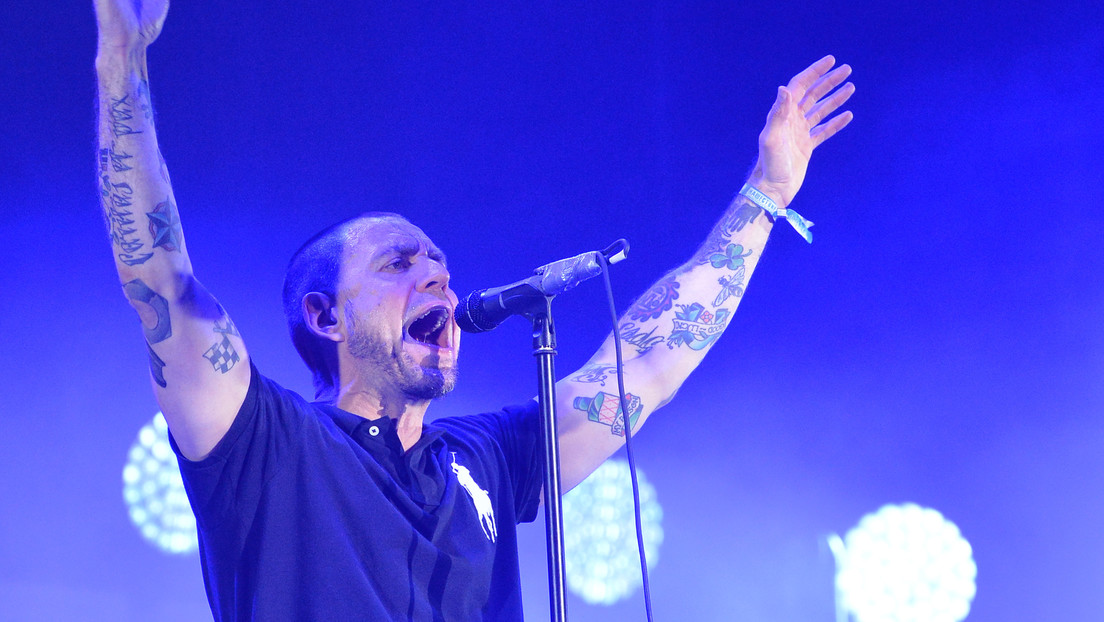 VIDEO: Popular músico bielorruso propina un cabezazo a un espectador que subió con una guitarra al escenario (y podría enfrentar consecuencias)