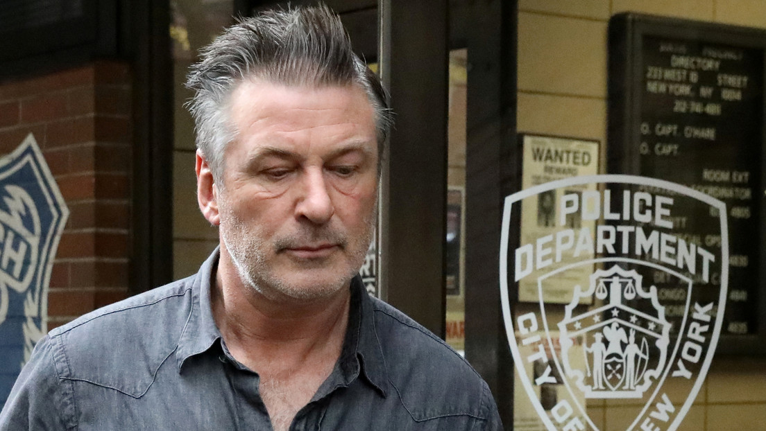 El actor Alec Baldwin disparó el arma de utilería que mató a una mujer durante el rodaje de una película, confirma la Policía