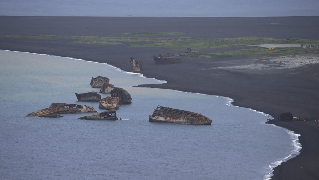 Varios 'barcos fantasma' hundidos emergen del océano tras la erupción de un volcán submarino en Japón (VIDEO)