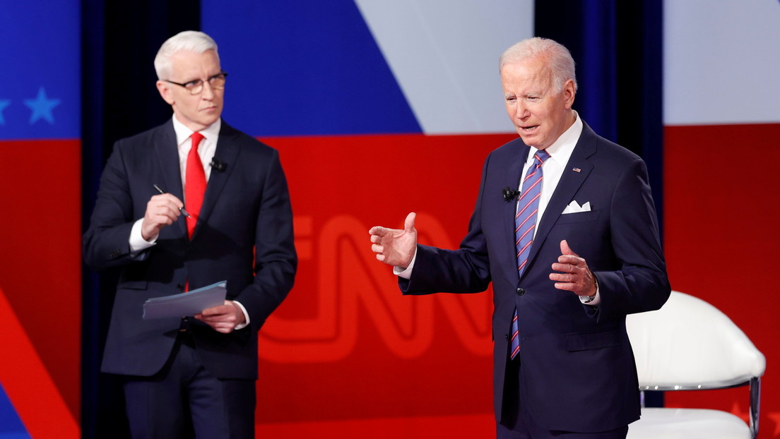 VIDEO: Una extraña postura de Biden durante un foro acumula millones de visualizaciones y desata una avalancha de memes en la Red