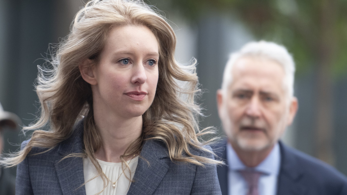 Remueven a una miembro del jurado por jugar sudoku durante el juicio a Elizabeth Holmes por el fraude de Theranos