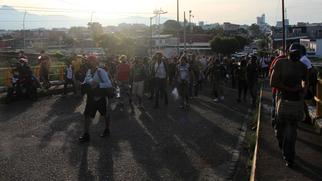 La 'caravana madre' avanza bajo el calor en México, mientras la CIDH denuncia el "uso excesivo de la fuerza" contra los migrantes
