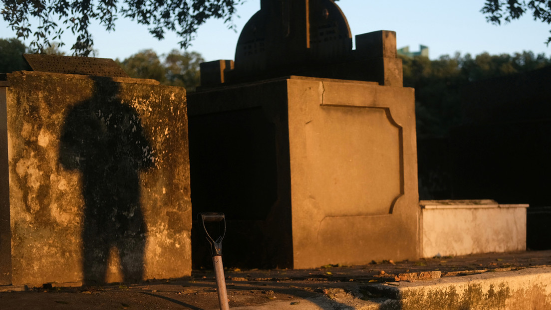 "Es una manera de tenerlo cerca": un padre argentino escucha un partido de su equipo junto a la tumba de su hijo (FOTO)