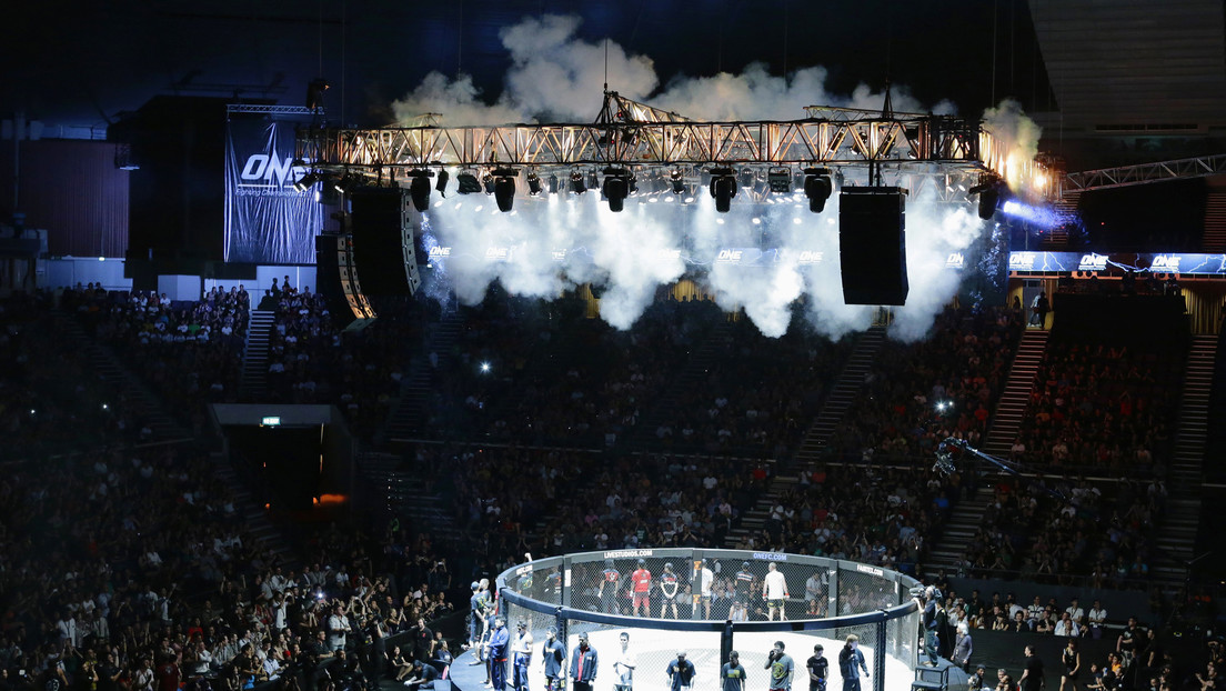 Luchador de MMA de 160 kilos cae inconsciente tras un golpe en un concurso de bofetadas (VIDEO)