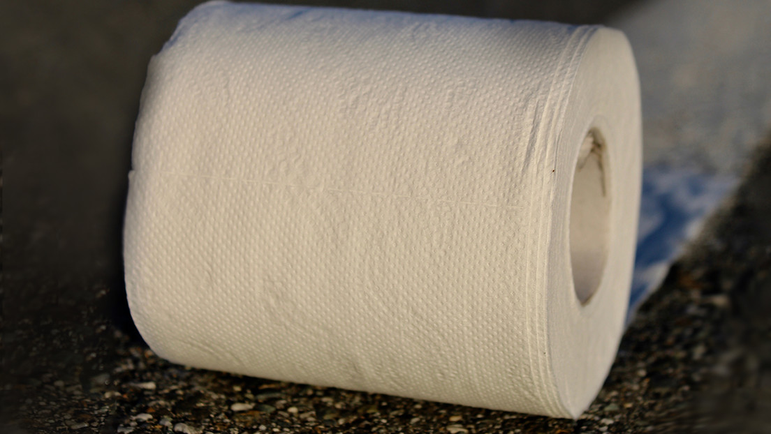 FOTO, VIDEO: Cientos de rollos de papel higiénico desperdigados por una autopista de California causan problemas de tráfico