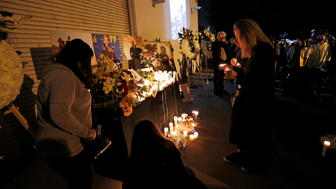 La armera del rodaje de 'Rust' asegura que "no tiene idea" de dónde salieron las balas reales que provocaron la muerte de una persona