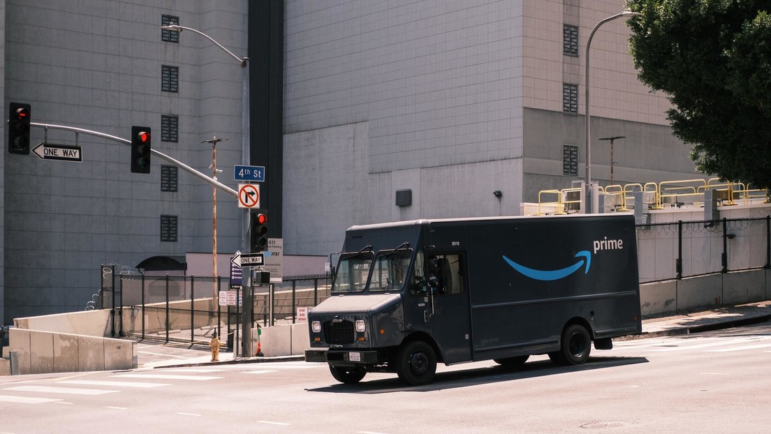 VIDEO: Despiden a un conductor de Amazon tras sorprender a una mujer saliendo por la puerta trasera de su vehículo de reparto