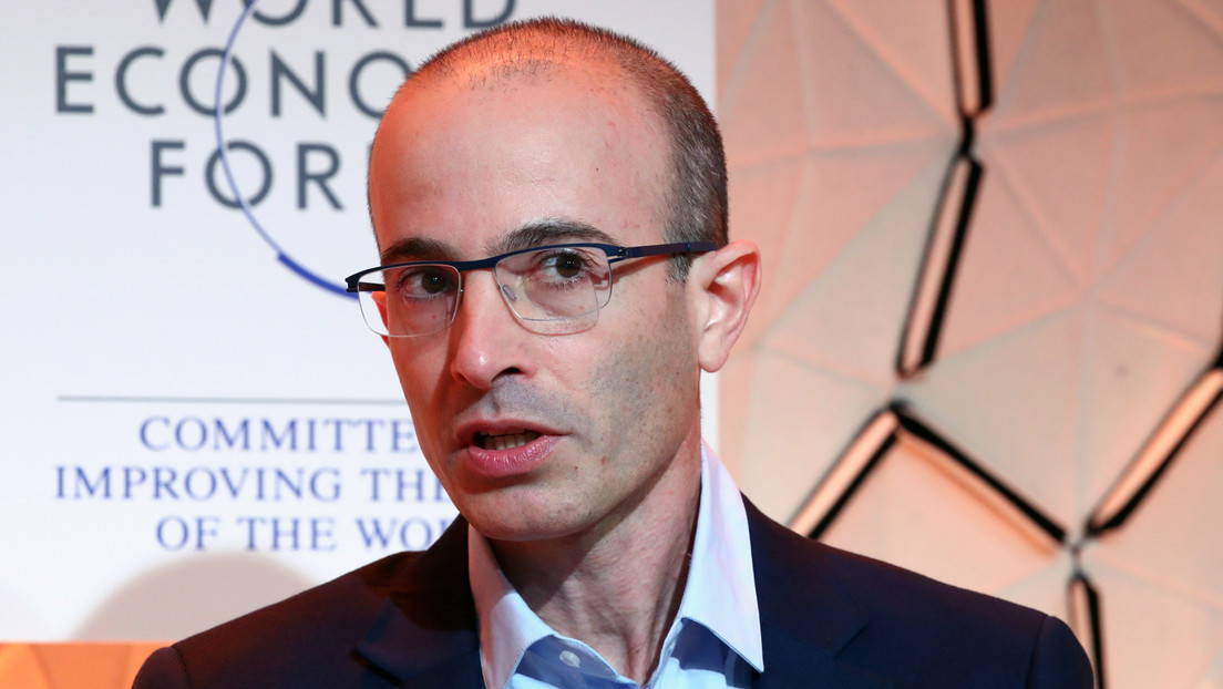 Un antropólogo israelí advierte sobre el 'hackeo' a los humanos con IA: "La vigilancia llegará por debajo de nuestra piel"