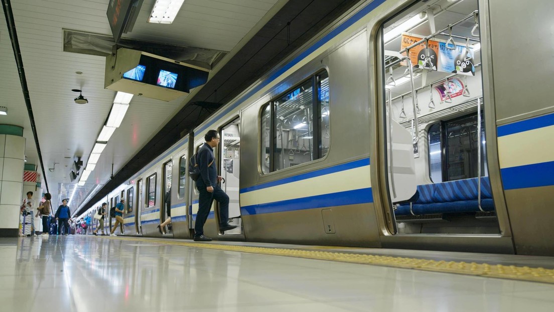 Detienen a un hombre con un cuchillo tras prender fuego en un tren de Tokio y dejar al menos a 15 personas heridas (VIDEOS)