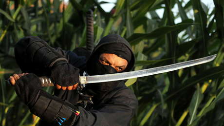 Soldados de Fuerzas Especiales de EE.UU. "se atrincheran" en un hangar después de que un 'ninja' irrumpiera en un aeródromo de California