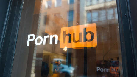 "Aquí hay niños caminando": habitantes de una ciudad se quejan de unos "carros de casting" con el logo de Pornhub (y el portal responde)