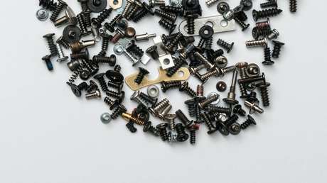 Extraen más de un kilo de clavos y tornillos del estómago de un hombre en Lituania