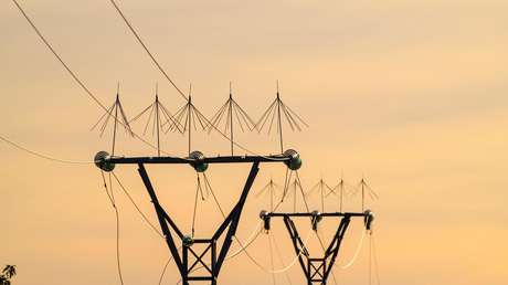 El precio de la luz en España bajará este domingo un 36 % por primera vez desde agosto