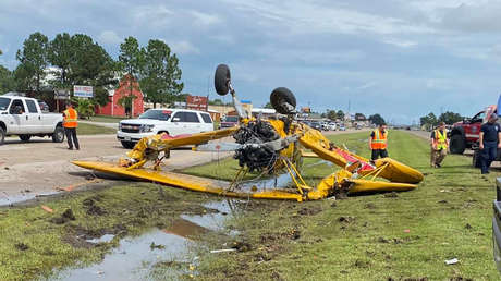 VIDEO: Momento en el que una avioneta se estrella contra una señal de tráfico tras una exhibición aérea en Texas