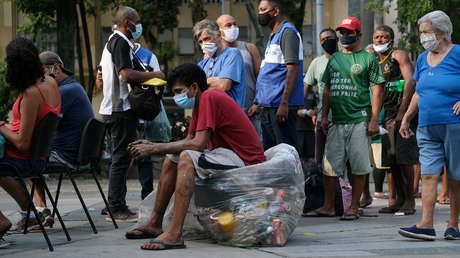 "Suplican por unos pocos huesos para cocinar": Las desoladoras imágenes de brasileños que buscan comida entre los desechos de animales