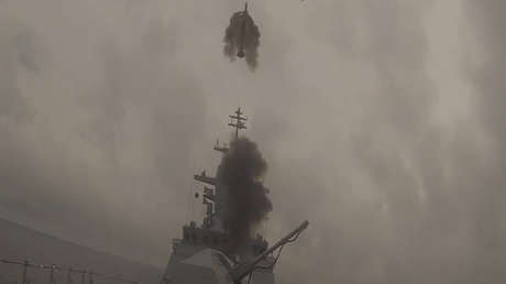 VIDEO: Un buque de guerra ruso repele un ataque aéreo simulado en el mar de Japón