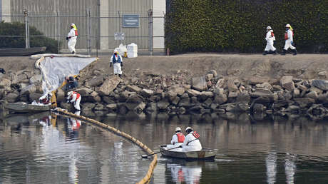 Declaran el estado de emergencia en el sur de California mientras tratan de contener el desastre ecológico provocado por un derrame de petróleo