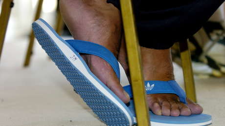 Detienen a más de 20 personas por intentar hacer trampa en un examen de selección magisterial con un dispositivo Bluetooth oculto en sus chanclas
