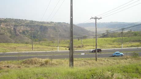 Hallan restos fósiles de un posible titanosaurio durante la ampliación de una carretera en Brasil